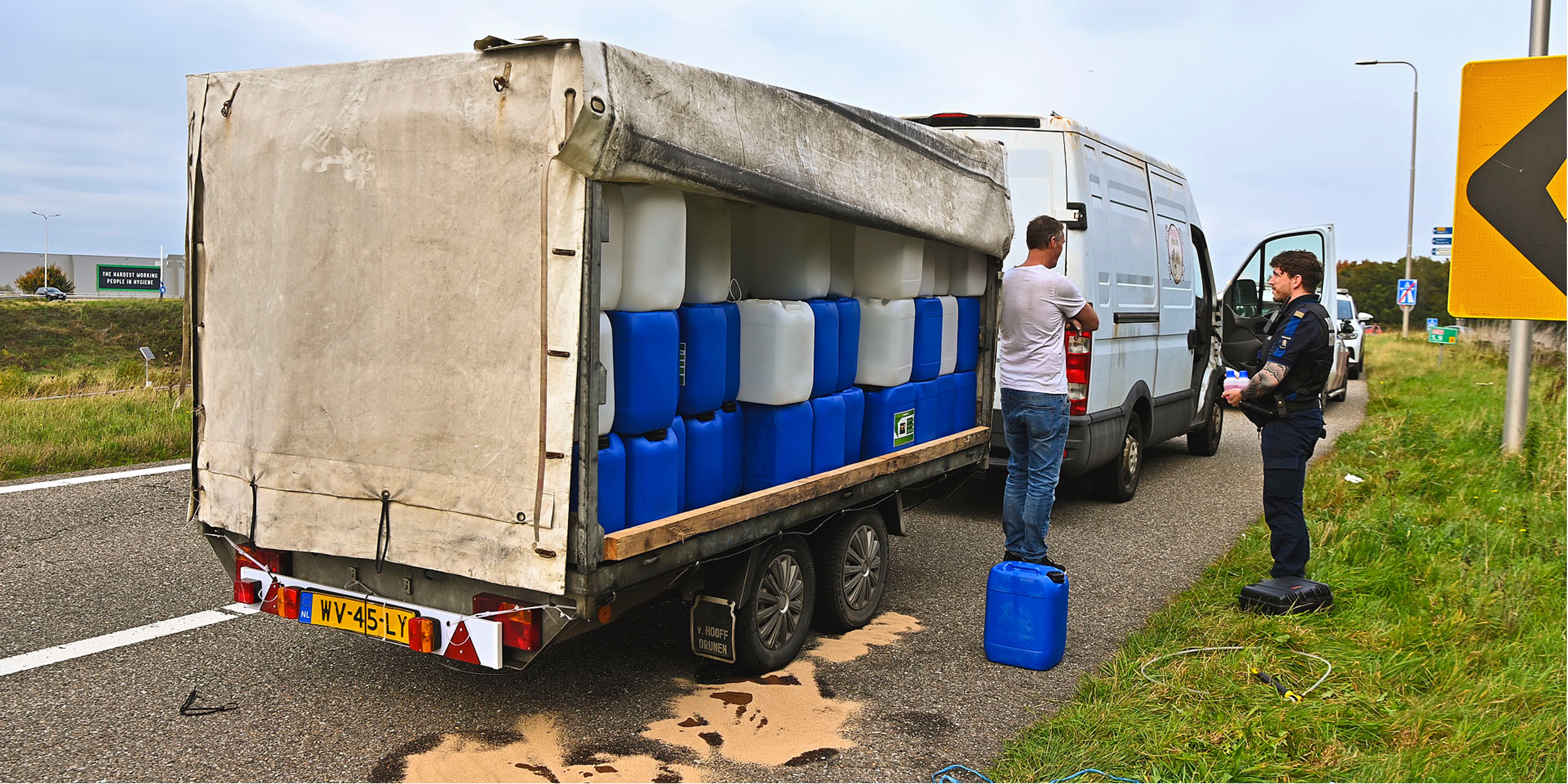 Afrit Hapert A67 dicht na lekkende vaten in aanhanger
