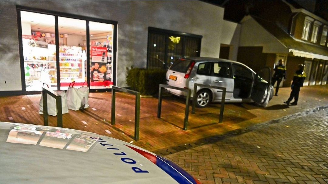 Inbrekers slopen glazen pui bij Drogist in Hapert, maar laten buit achter als ze betrapt worden door buurtbewoner