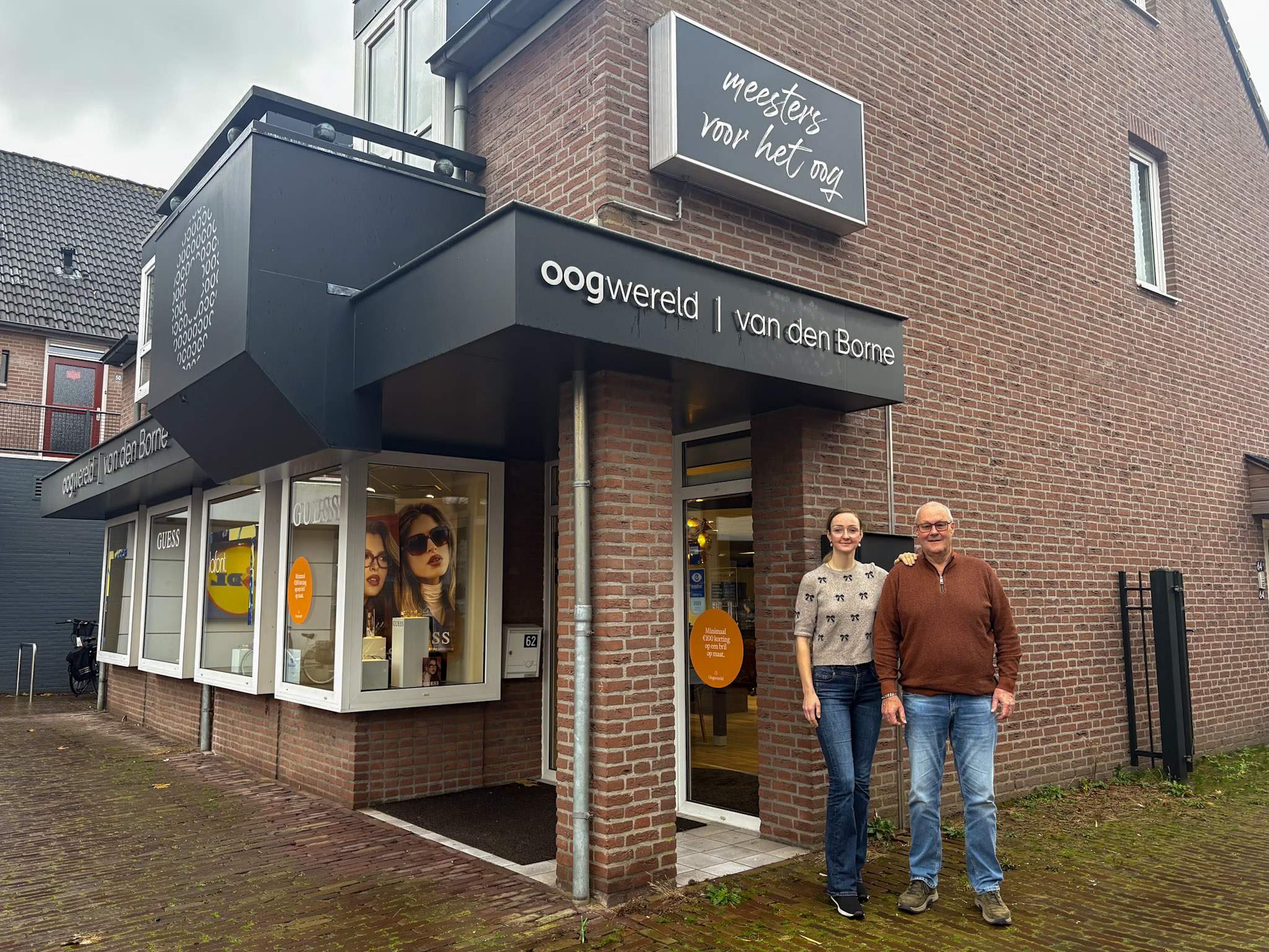 Oogwereld Van den Borne Hapert krijgt een nieuw gezicht: Paul Pronk draagt het stokje met een vertrouwd gevoel over aan Irene Bulsink.