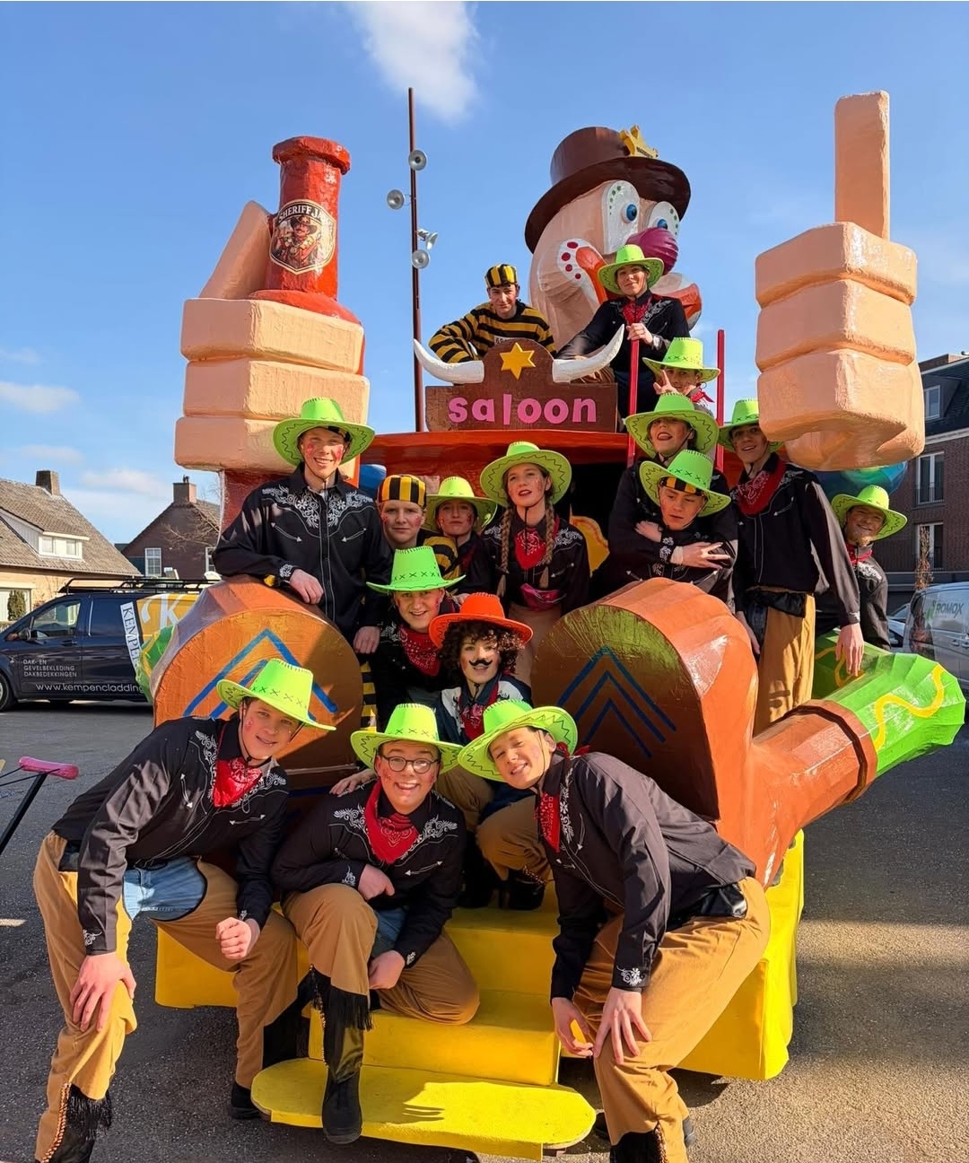Regen mag carnavalspret niet drukken bij kleurrijke KempenOptocht in Hapert