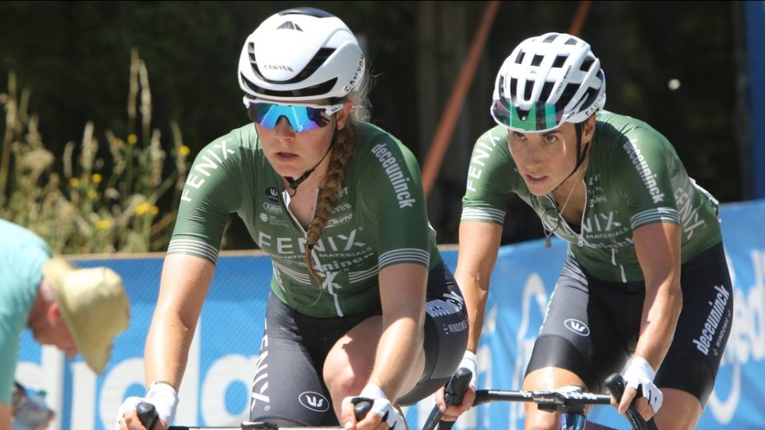 Rijden in Spanje lijkt vervloekt voor Aniek van Alphen, nu sleutelbeenbreuk